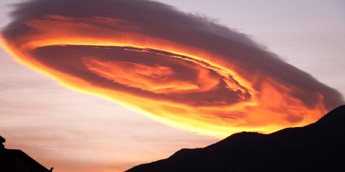 Bursa'da görülen mercek bulutu büyüledi! Gökyüzüne bakanlar gözlerini alamadı