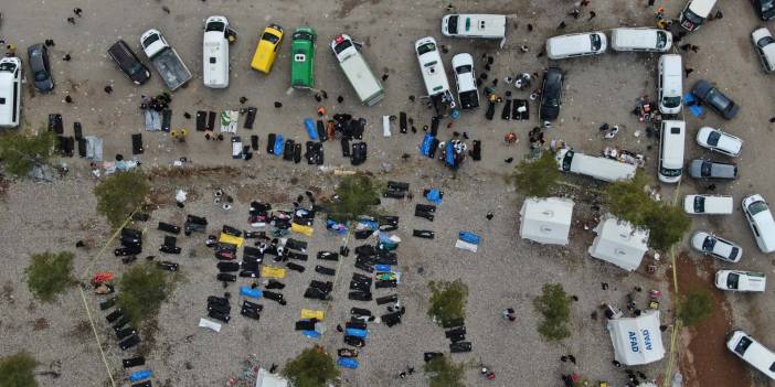 Kahramanmaraş'ta kalbe oturan görüntü! Depremde hayatını kaybedenler toprağa veriliyor, gözyaşları dinmiyor...
