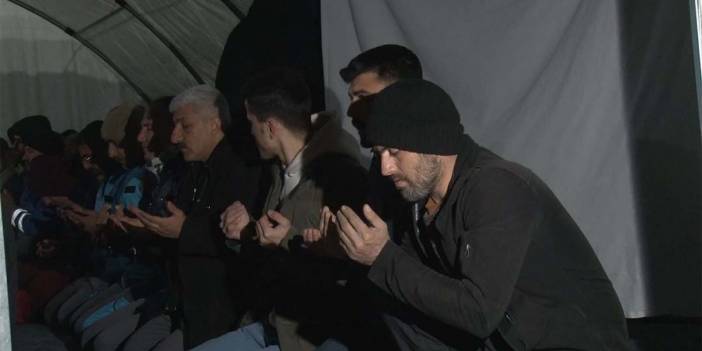 Depremzedeler Miraç kandilinde çadırlarda namaz kılıp dualarını ettiler!