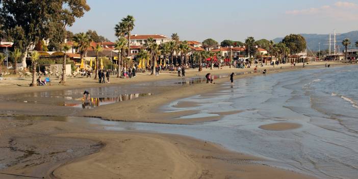 Muğla Fethiye'de deniz suyu kıyıdan yaklaşık10 metre çekilmesi görenleri şaşkına çevirdi