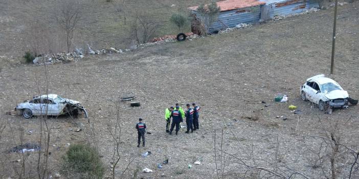 Isparta'da çarpışan iki otomobil dere yatağına uçtu: Ölüler ve yaralı var