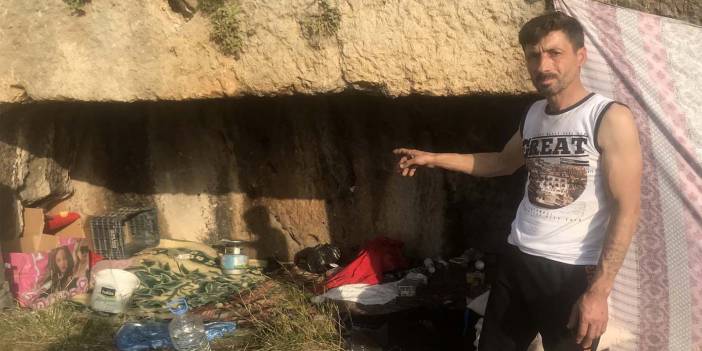 Depremde evi yıkıldı mağarada yaşamaya başladı!