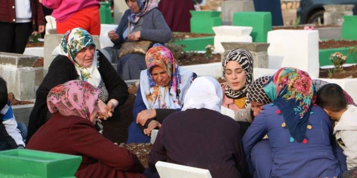 Yürek yakan görüntüler! Depremde hayatını kaybedenlerin yakınları mezarlıktan ayrılmıyor