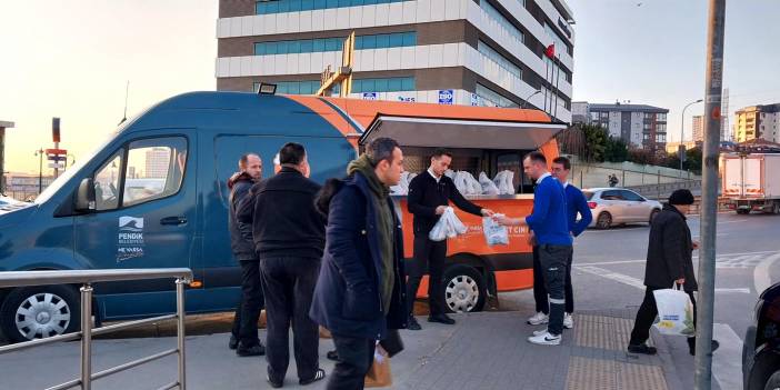 Pendik Belediyesi, Ramazan ayı boyunca “İftara 5 Kala” uygulamasıyla iftara yetişemeyenlere ikramlar dağıtıyor