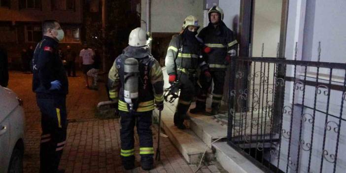 Kocaeli'de bir binanın elektrik panosunda çıkan yangın mahalleliyi sokağa döktü