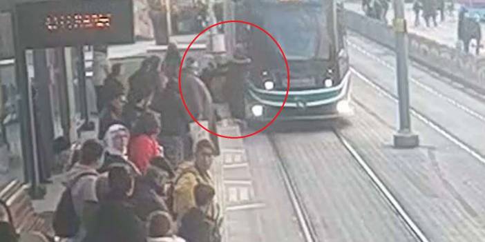 Kocaeli'de bir kadın tramvayın altında kalmaktan son anda kurtuldu!