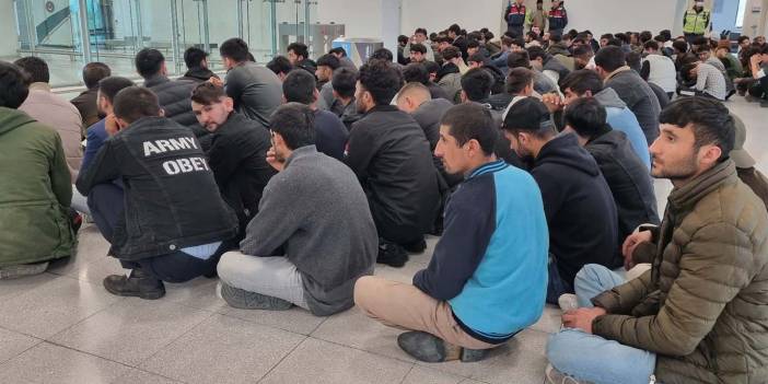 İstanbul'da düzensiz Afgan göçmenler yakalanarak ülkelerine gönderildi!