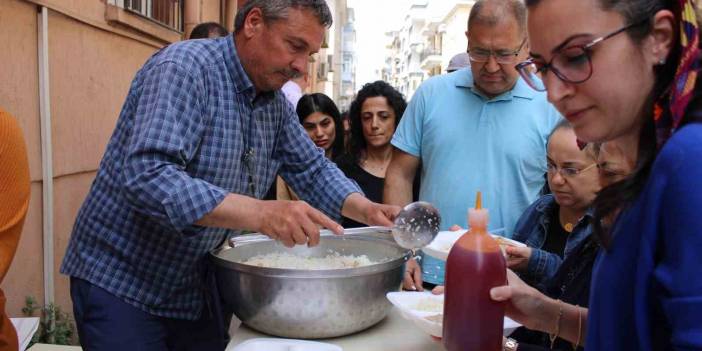 Hayır için keşkek pilavı dağıttılar: Efeler Ziraat Odası’ndan, bin 500 kişilik ikram