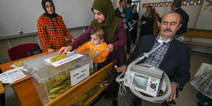 Solunum cihazıyla oy kullanmaya geldi! ALS hastası mühendis, rahatsızlığına rağmen oyunu ihmal etmedi!