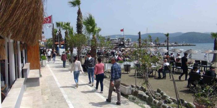 Oy sonrası sahil keyfi! Oyunu kullanan sahile akın etti