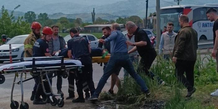 Oy kullanmaya giderken kaza yaptı! 5 kişilik ailenin aracı tarlaya uçtu!