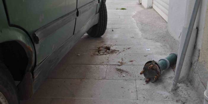 Eskişehir'de ilginç olay! Kaldırıma park yapmak için demir dubayı kırdılar