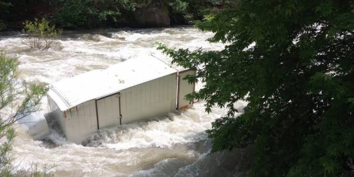 Kontrolden çıkan kamyon nehre uçtu! İçindeki sürücü suda kayboldu!