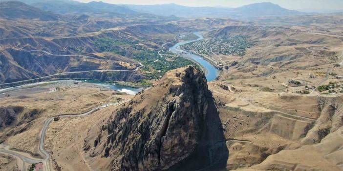 Muhteşem görünüme sahip 7 bin yıllık tarihi Palu ilçesi, sezonun ilk ziyaretçilerini ağırladı