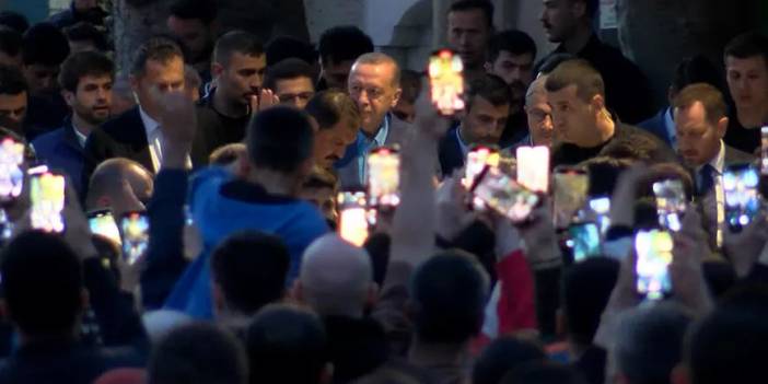 Başkan Erdoğan, seçim çalışmalarını tamamladı akşam namazı için Eyüp Sultan Camii'ne geldi