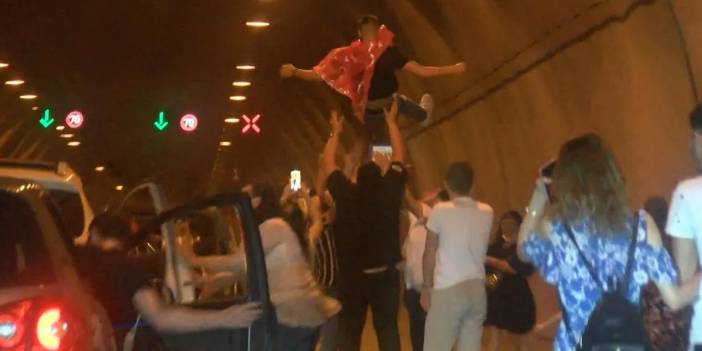 Asker eğlencesi pahalıya patladı! Yolu trafiğe kapatan 8 araca ceza kesildi.