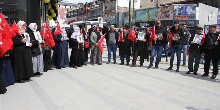 HDP Van İl Başkanlığı önünde eylem! Cumhurbaşkanı Erdoğan'a seslendiler: Çocuklarımızın katilleri serbest kalmasın!