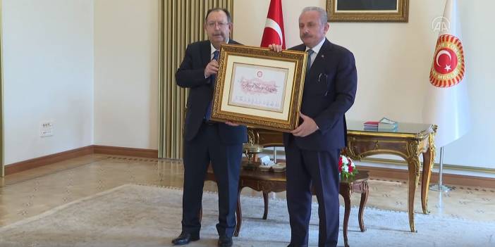YSK Başkanı Ahmet Yener Cumhurbaşkanı Erdoğan'ın mazbatasını TBMM Başkanı Mustafa Şentop'a teslim etti