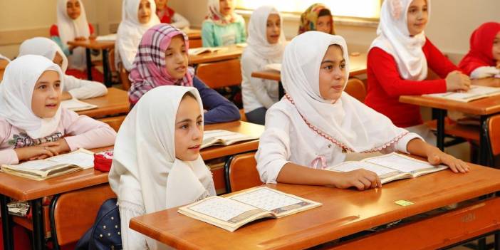 Çocuğa Kur'an Nasıl Sevdirilir? Kur’an Kursuna Gitmek İstemeyen Çocuğa Nasıl Davranmalı?