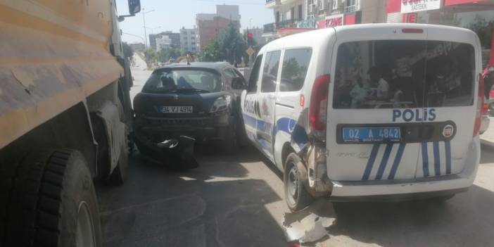 Kamyon kırmızı ışıkta bekleyen araçları biçti geçti!