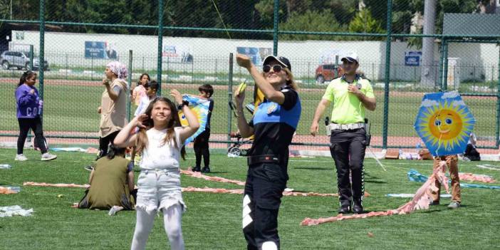 Polisten unutulmayacak jest: Kırklareli’nde çocuklara uçurtma şenliği düzenledi