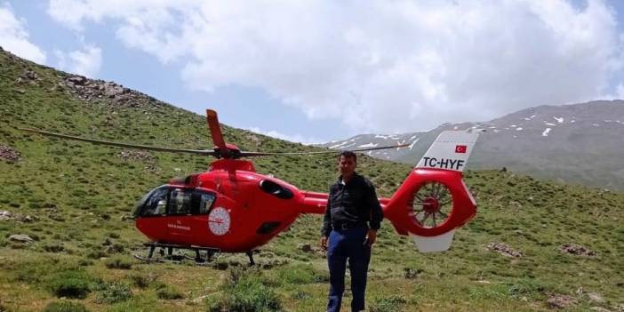 Yüksek kayalıklardan düşen çobanın hayatını helikopter kurtardı!