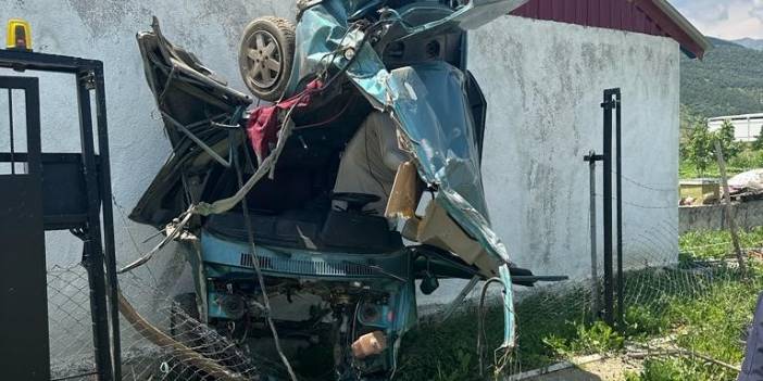 Afyonkarahisar'da bir evin duvarına çarpan otomobil adeta düz duvara tırmandı