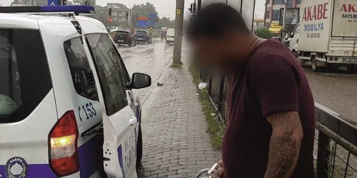 Dilencinin maskesi düştü, yürüteçle geldiği Zabıta Müdürlüğü'nden yürüyerek çıktı