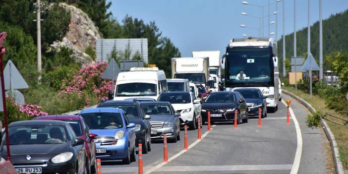 Bayram tatili bitiyor! Dönüş yolculuğu başladı, trafik birçok noktada kilitlendi!