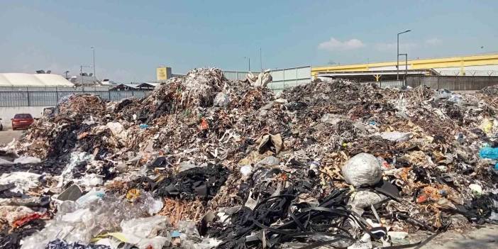 İzmir'in göbeğinde vatandaşı bezdiren çöp dağları! 'Belediye bu atıklar için yıllardır çözüm yolu üretmiyor'