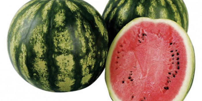 Karpuzu sakın böyle yemeyin! Resmen hastalığa davet çıkarıyor
