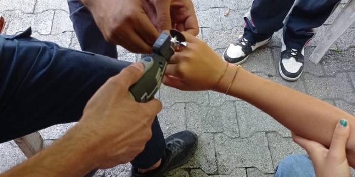 Taktığı yüzük parmağını şişirince, imdadına itfaiye ekipleri yetişti