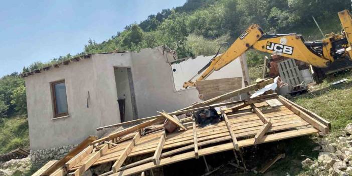 Körfez’de yıkım çalışması, 3 kaçak yapı yıkıldı