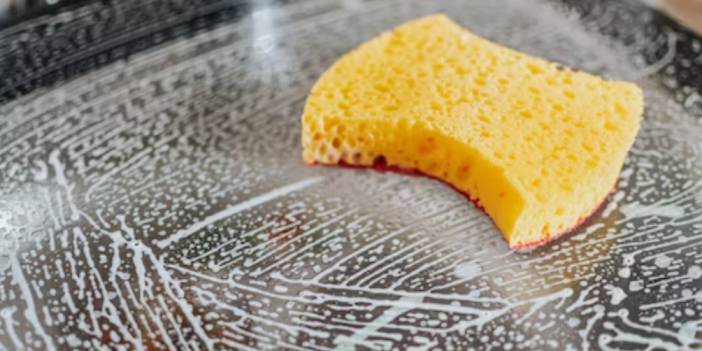 Cam temizliğinde tüm bildiklerinizi unutun! Bu yöntemle camları lekesiz ayna gibi parlatmanın sırrını keşfedin!