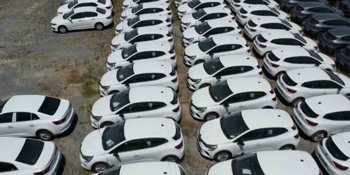 Sıfır araç sıkıntısı varken, stok araçlar görenlerin dikkatini çekti