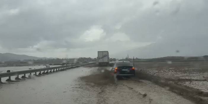 Türkiye-İran yolu kapandı! Ağrı'nın Doğubayazıt ilçesin sele teslim oldu