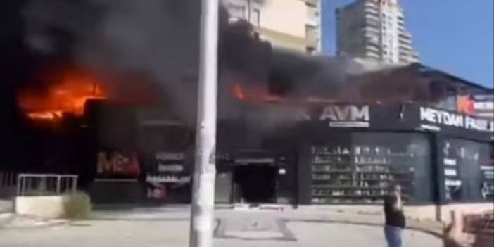 Pendik'te AVM'de yangın çıktı! Satışa sunulan ürünler kül oldu