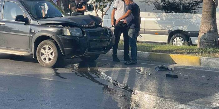 Antalya'da ilginç kaza! Yayaya yol veren araca çarptılar