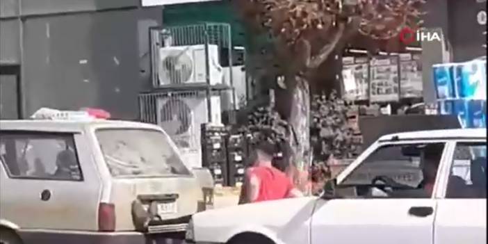 Ayaklarıyla aracını iten vatandaşı görenler şaşkına döndü! O anlar kameraya böyle yansıdı