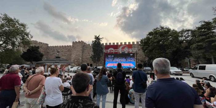 Sinop'ta vatandaşlar filenin sultanlarını dev ekranda izleyerek heyecanı beraber yaşadılar