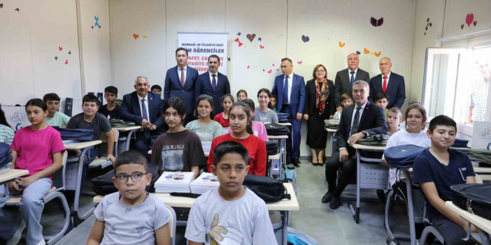 Şahin ve Vali Çeber, ilk ders gününde öğrencileri ziyaret etti