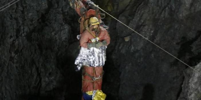 İndiği mağarada Mide kanaması geçiren ABD'li bilim adamı Mark Dickey, 9 gün sonra sağ salim çıkarıldı