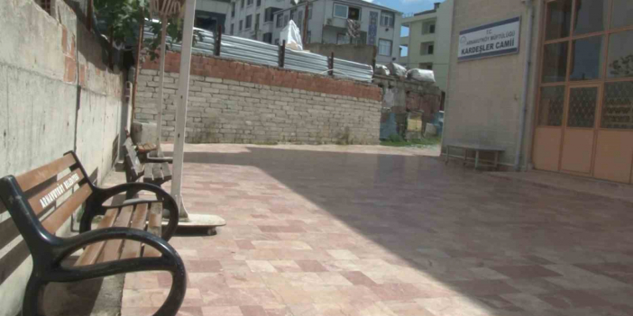 Arnavutköy’de cami avlusuna bırakılan bebek cemaat tarafından bulundu