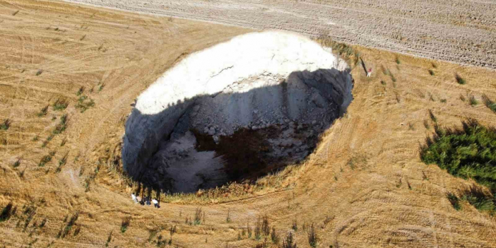 Rüyasında gördü, evinin yakınında obruk oluştu