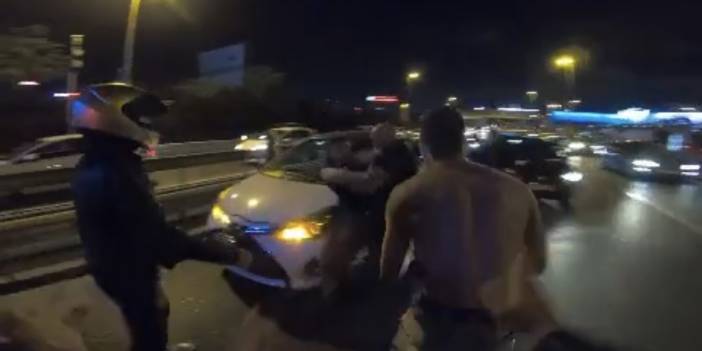 E-5 Karayolu’nda trafikte dehşet anları kameraya yansıdı, Yumruk ve tekmeyle camı kırıp sürücüyü darp ettiler