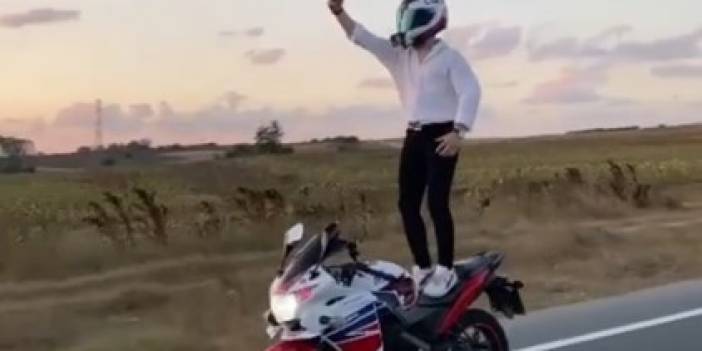 Büyükçekmece’de pes dedirten görüntüler! Son sürat giden motosikletin üstüne ayaklarıyla çıkıp poz verdi!