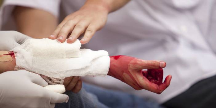 Sinirlenen genç kendine zarar verdi! Kız arkadaşıyla tartıştı, bileklerini kesti!