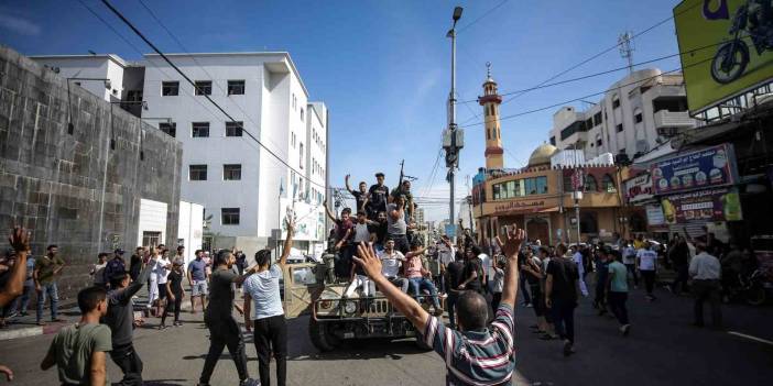 El Kassam Tugayları, İsrail askerlerini esir alıp tankları ele geçirdi