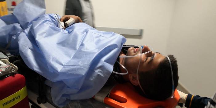 Bahçeye topu kaçan çocuğun başına gelmeyen kalmadı! Önce elektirik çarptı sonra duvardaki teller vücudunu kesti!