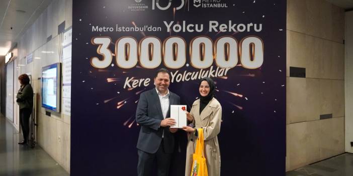100. yılında Metro İstanbul'dan rekor taşıma! 3 milyonuncu yolcusuna hediye takdim edildi